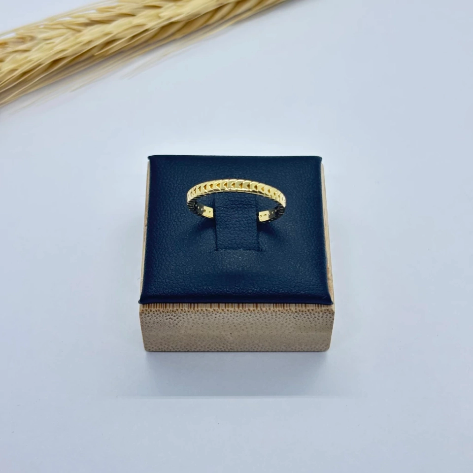 Anel liso com detalhes vazados