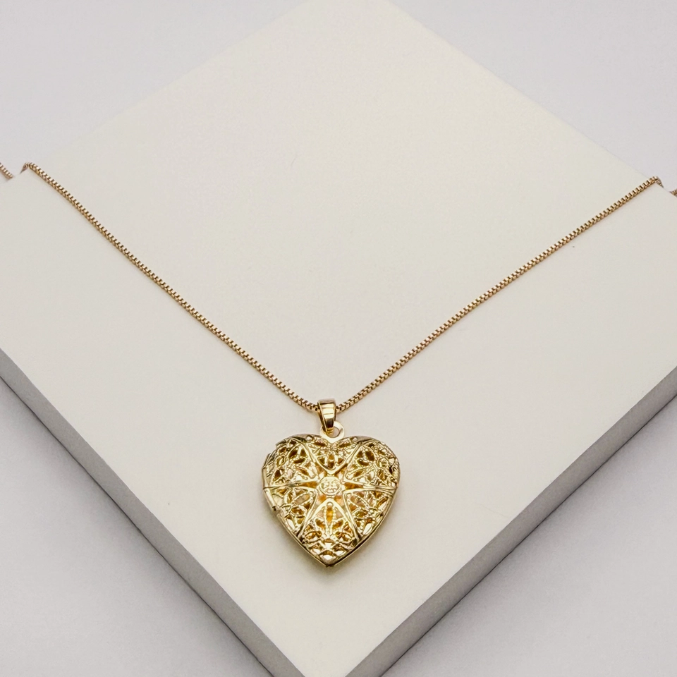 Colar dourado relicário coração trabalhado