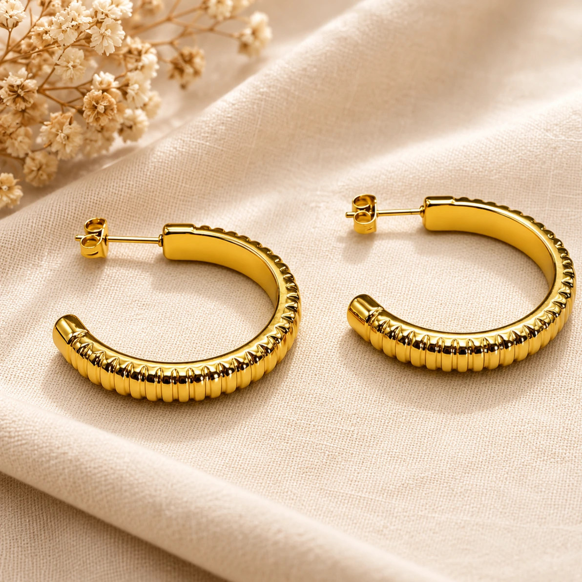 Brinco aço dourado meia argola trabalhada