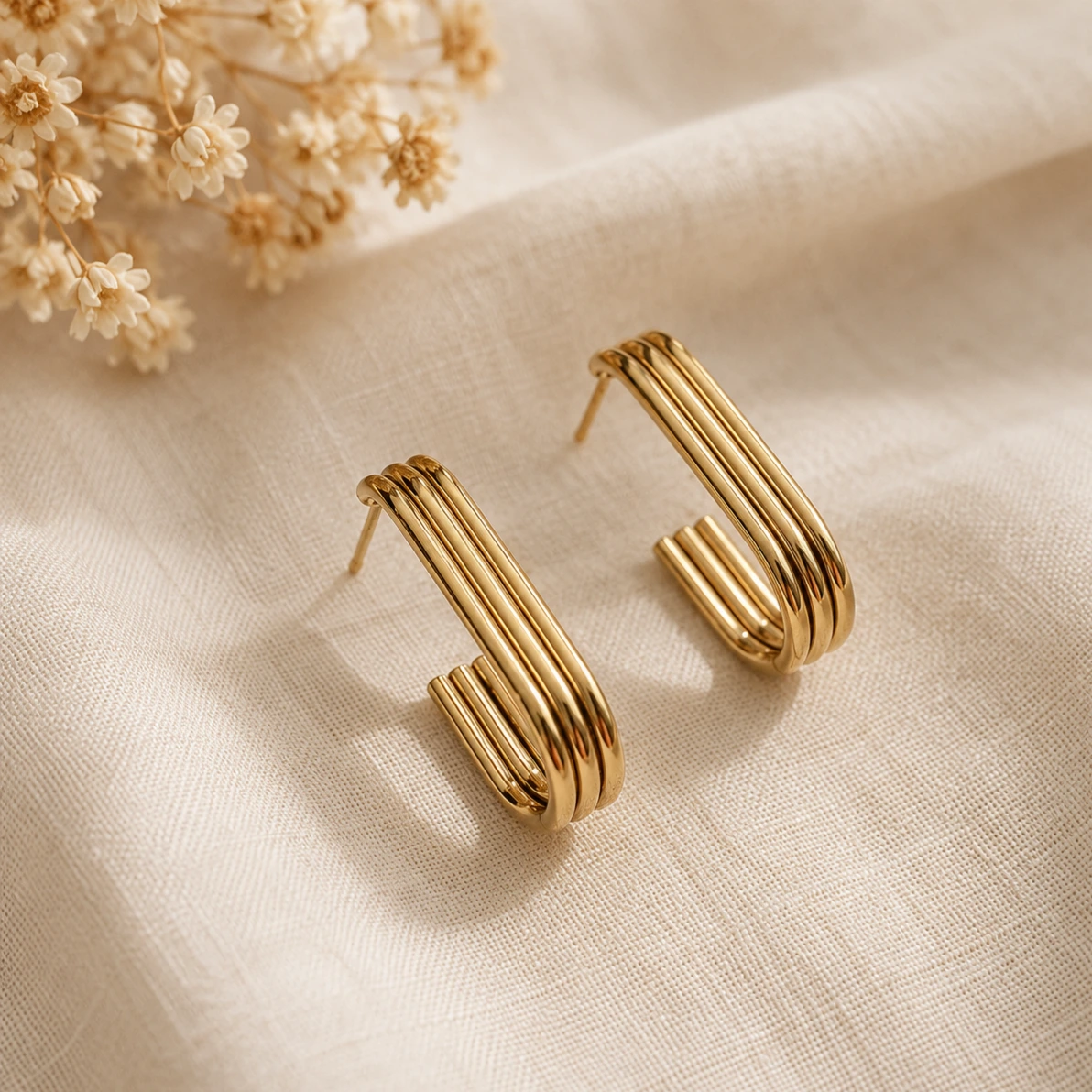Brinco aço dourado meia argola 3 fios lisos