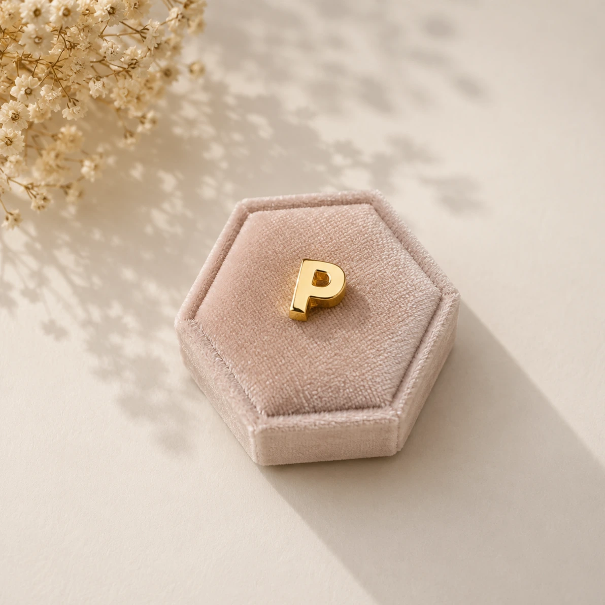 Pingente dourado P