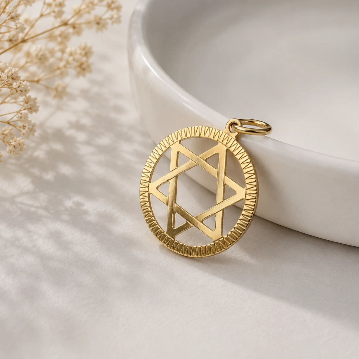 Pingente dourado Estrela de Davi