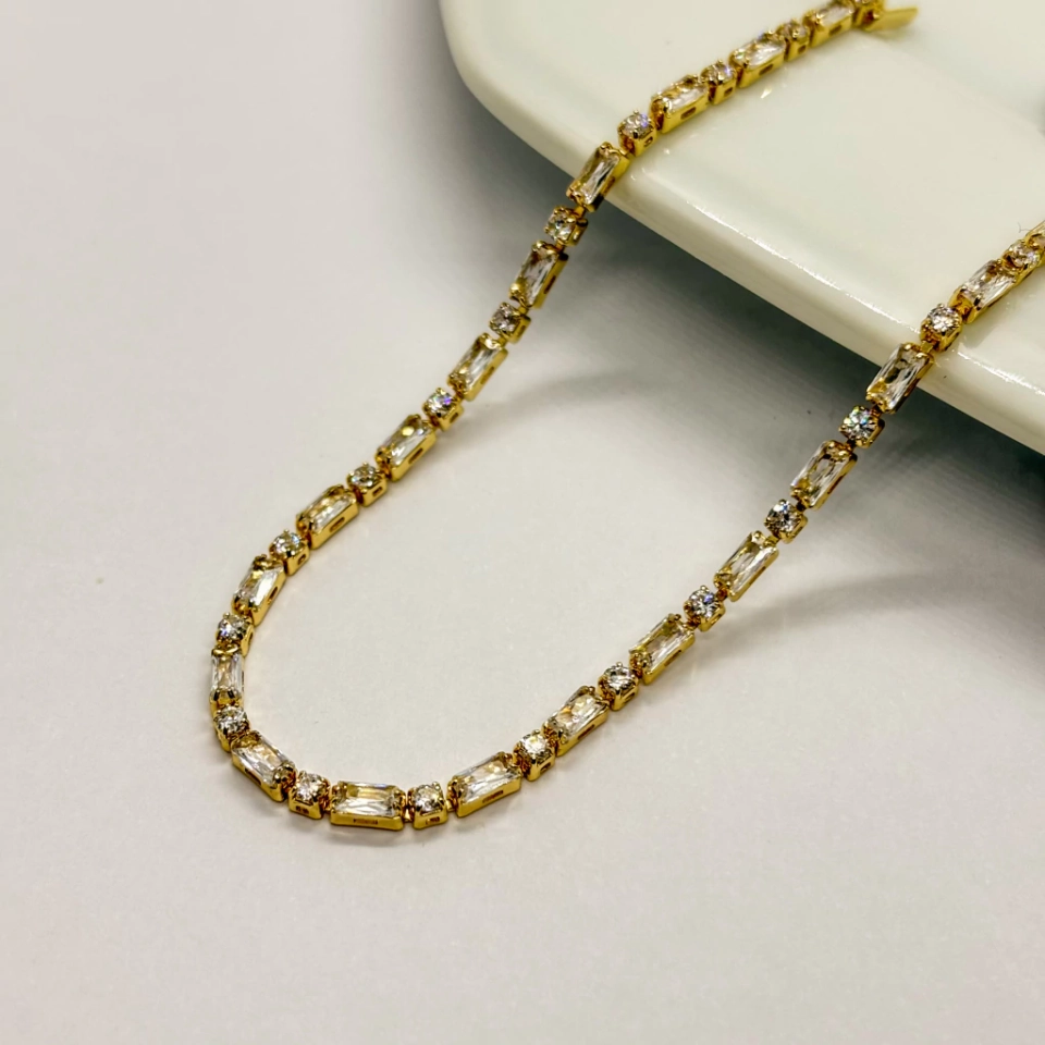 Pulseira dourada cravejada