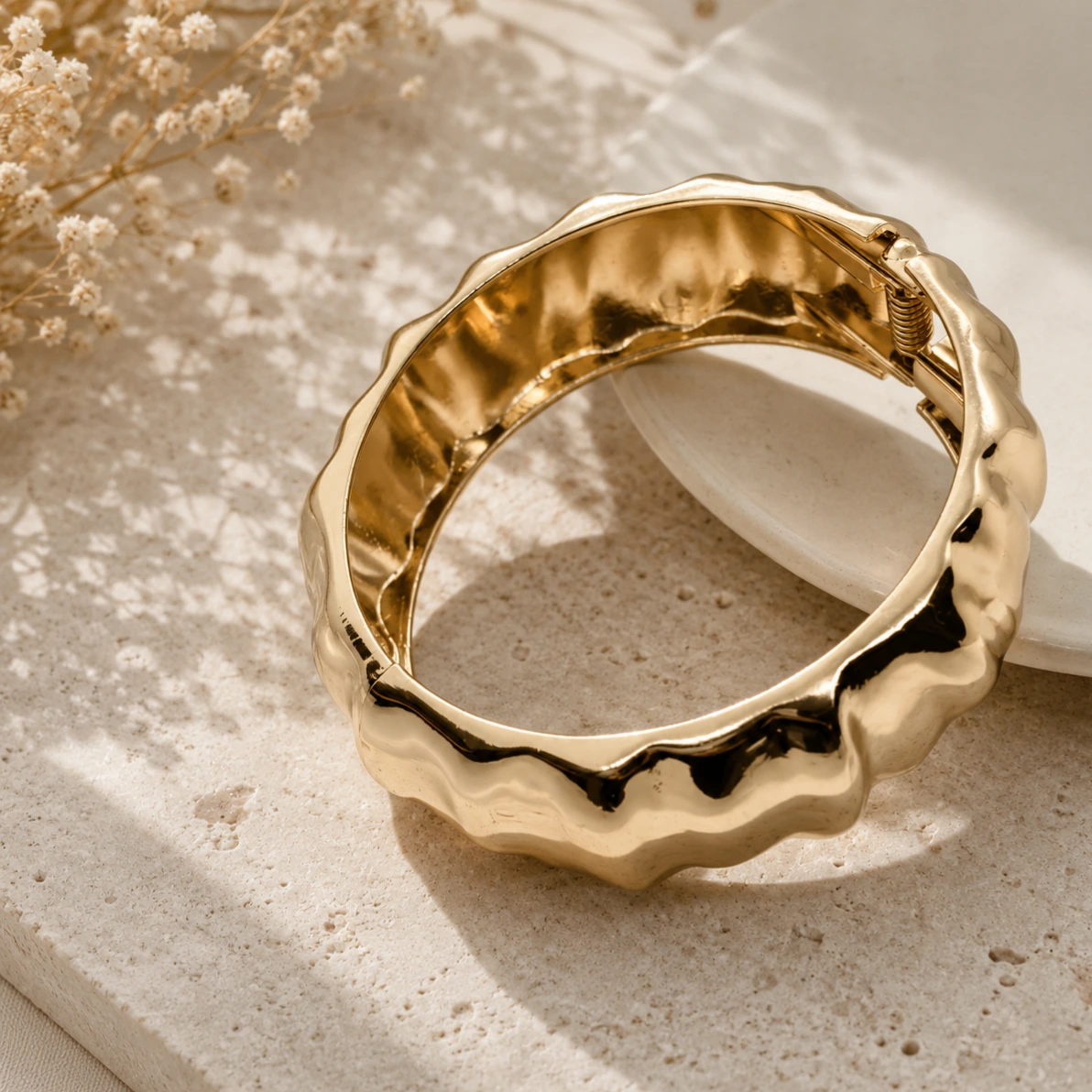 Bracelete dourado aro ondulado