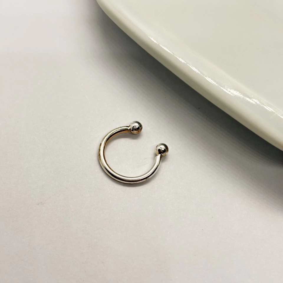 Piercing fake liso