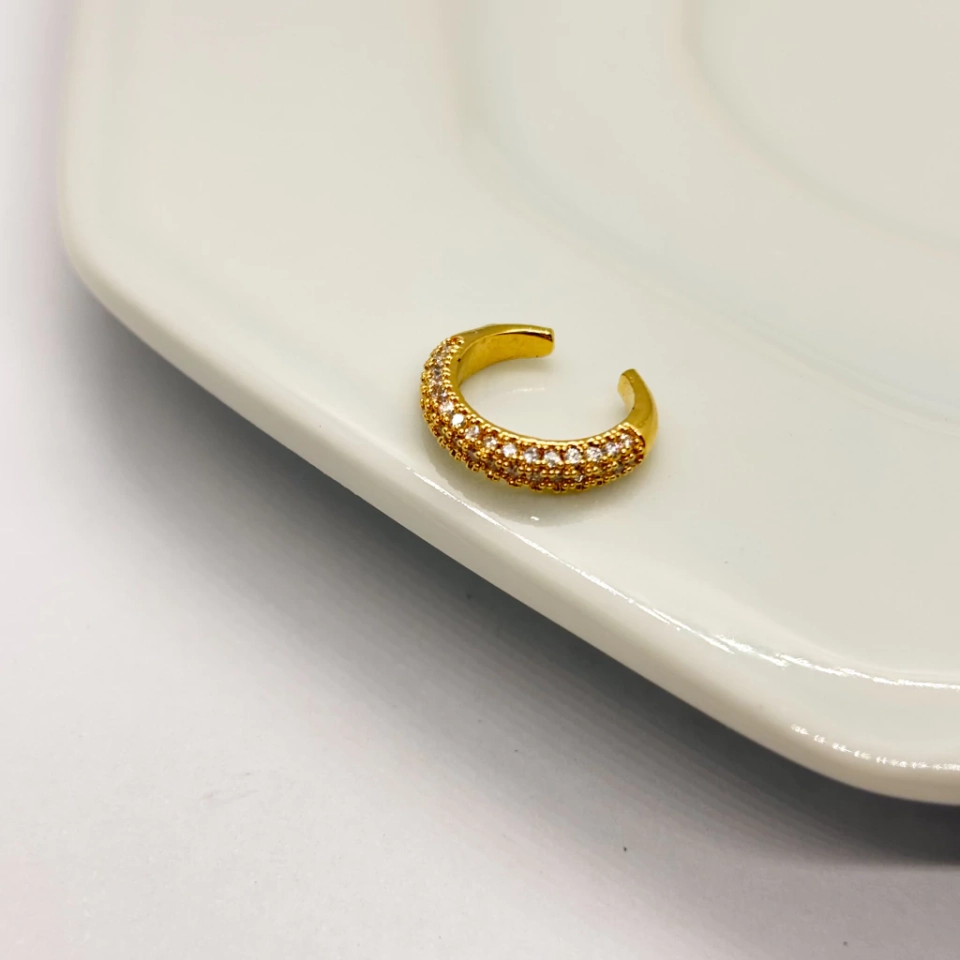 Piercing fake ouro cravejado