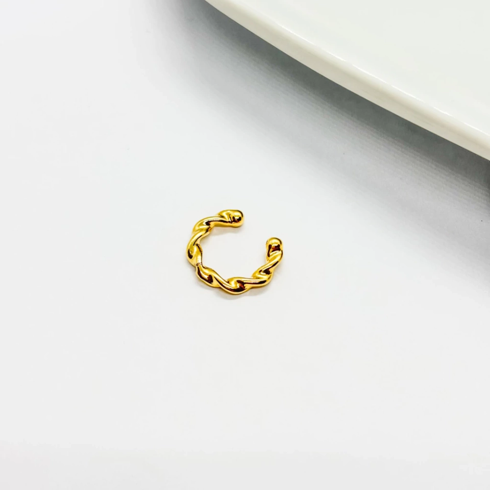 Piercing fake dourado torcido