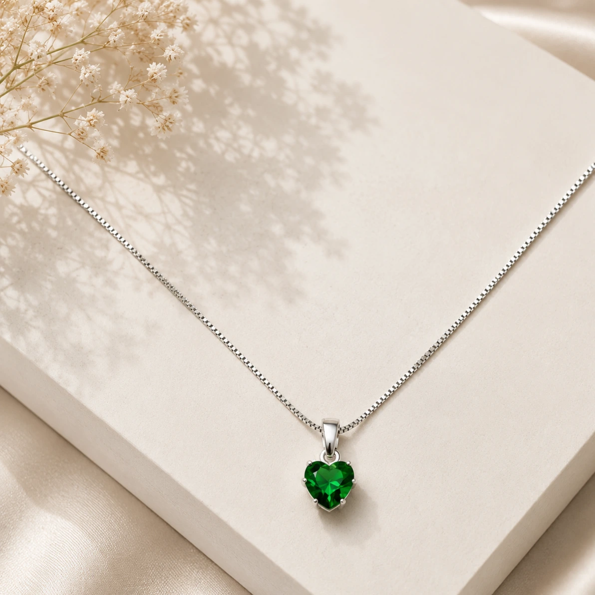 Colar prata coração verde esmeralda