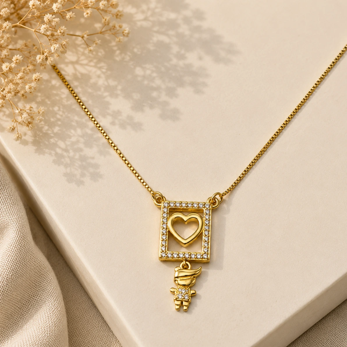 Colar dourado coração com menino