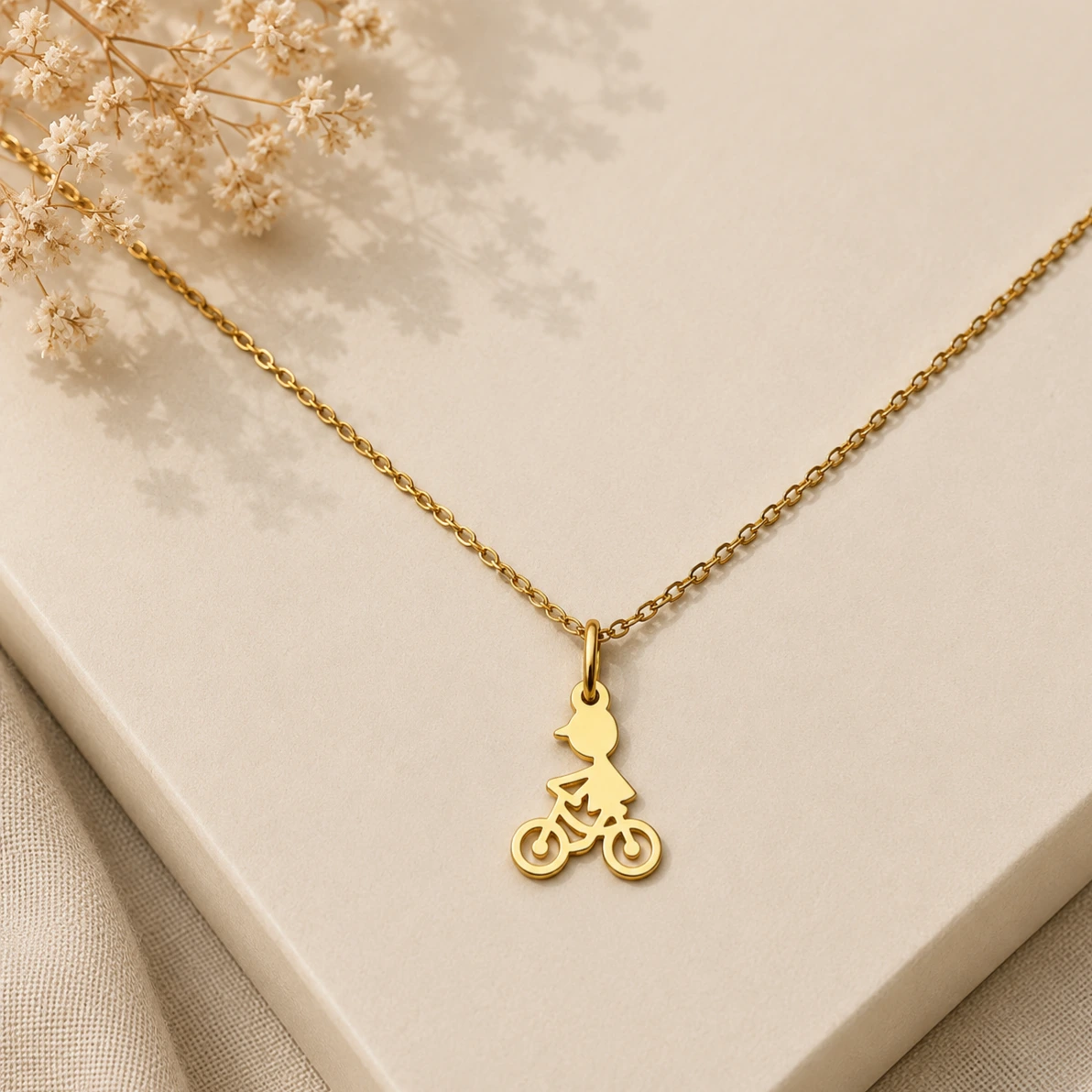 Colar dourado menino na bicicleta