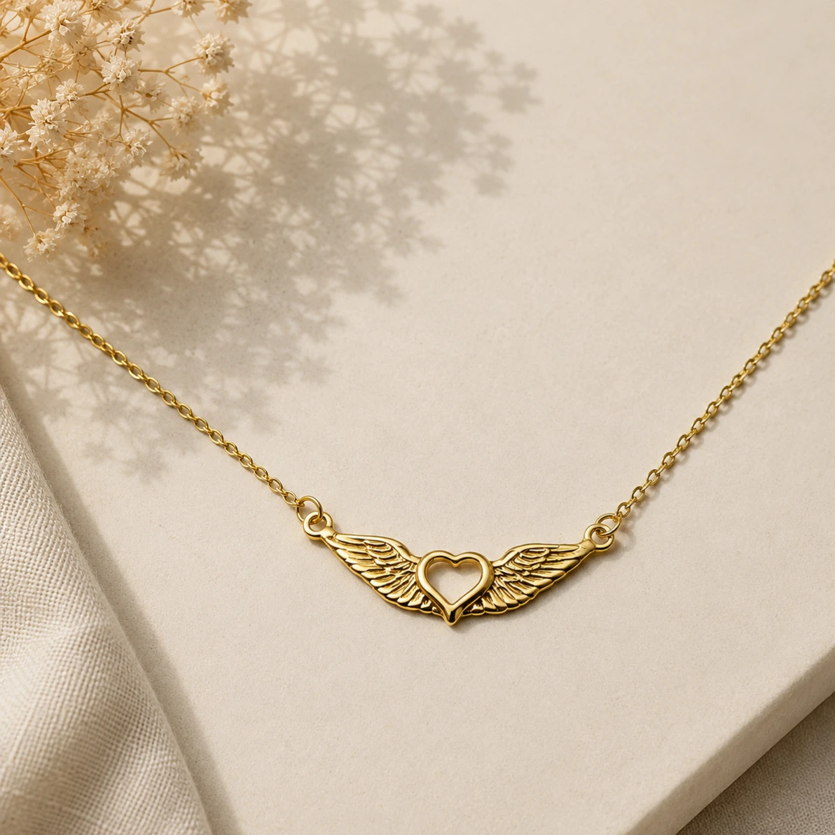 Colar dourado coração asas