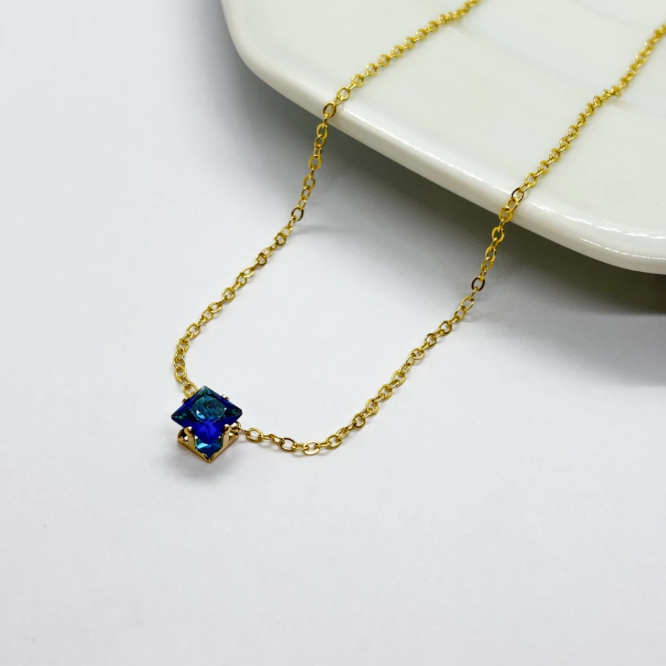Colar dourado quadrado azul