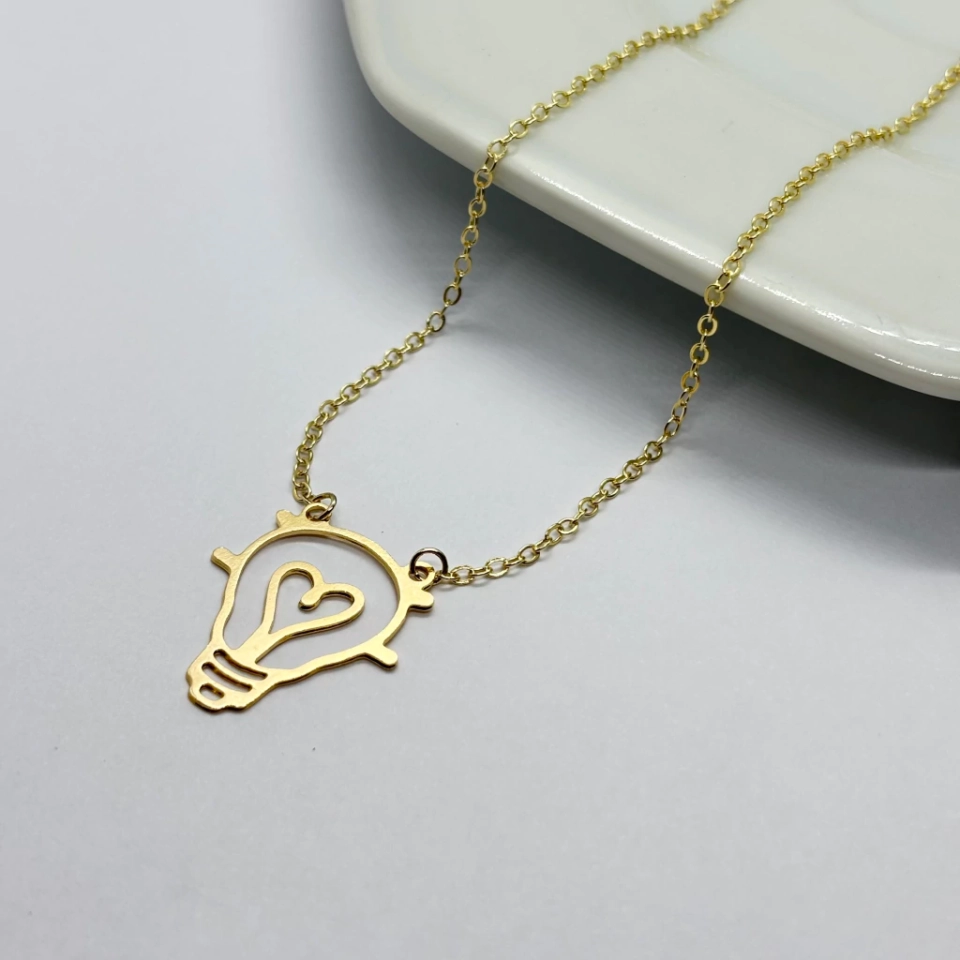 Colar dourado lâmpada com coração