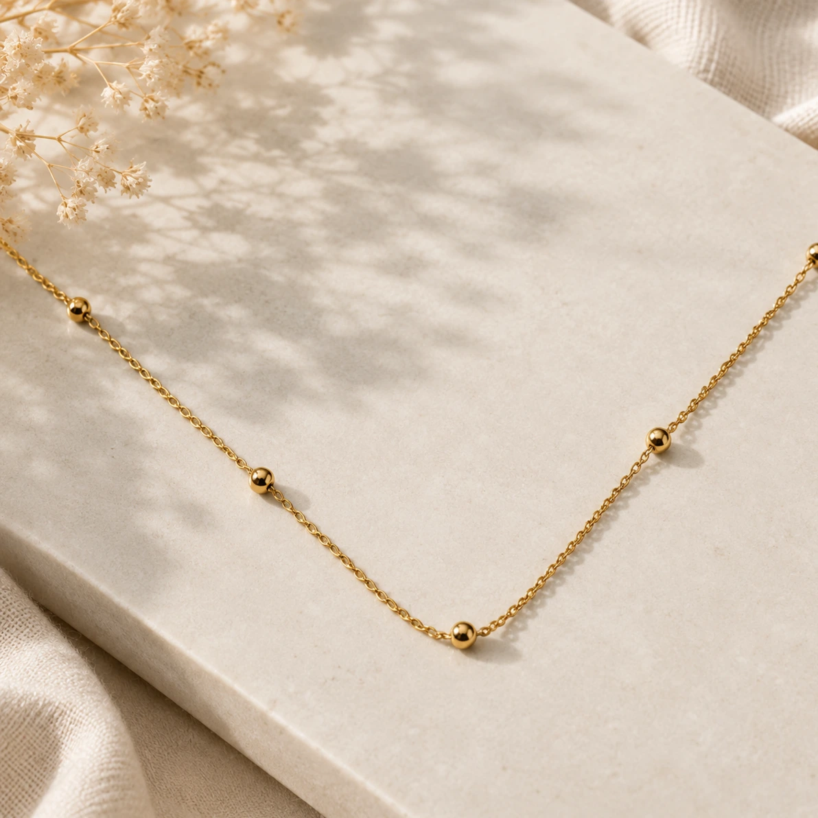 Colar dourado longo bolinhas