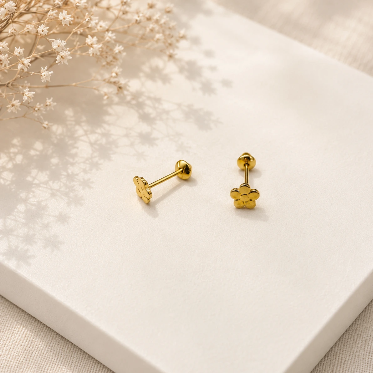 Brinco dourado infantil flor