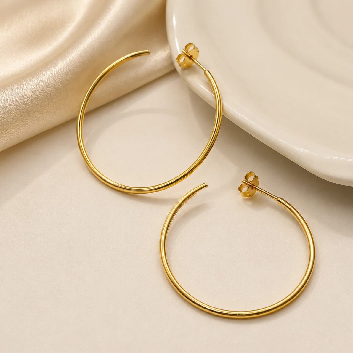 Brinco dourado meia argola fina