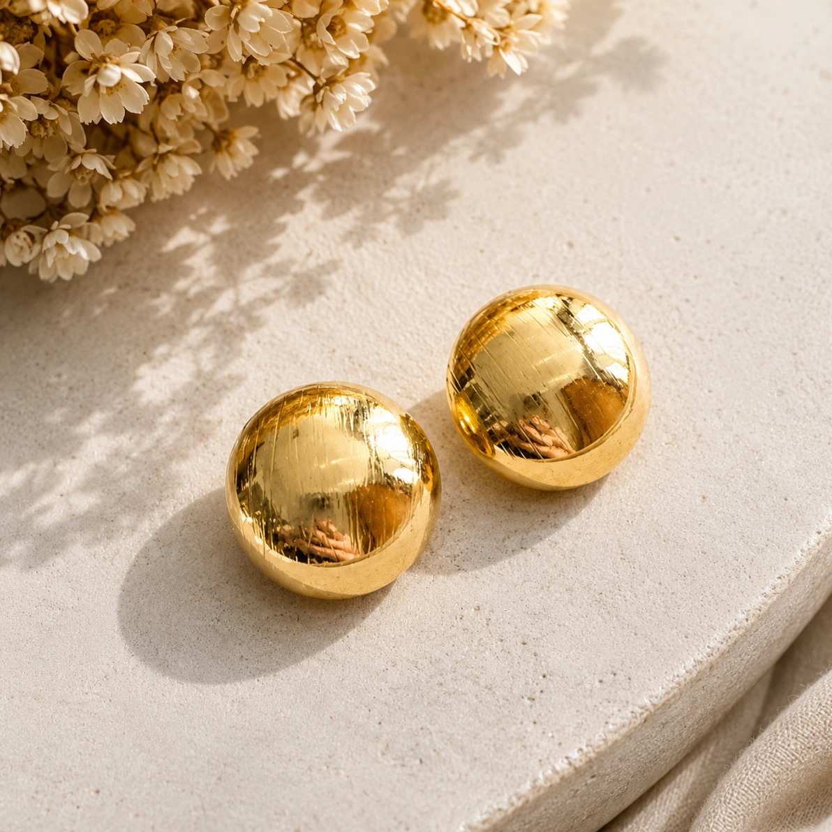 Brinco dourado botão