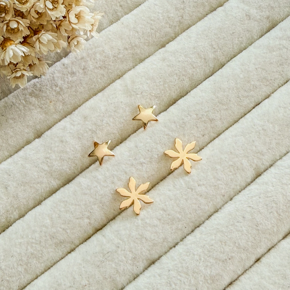 Dupla de brinco dourado estrela e flor
