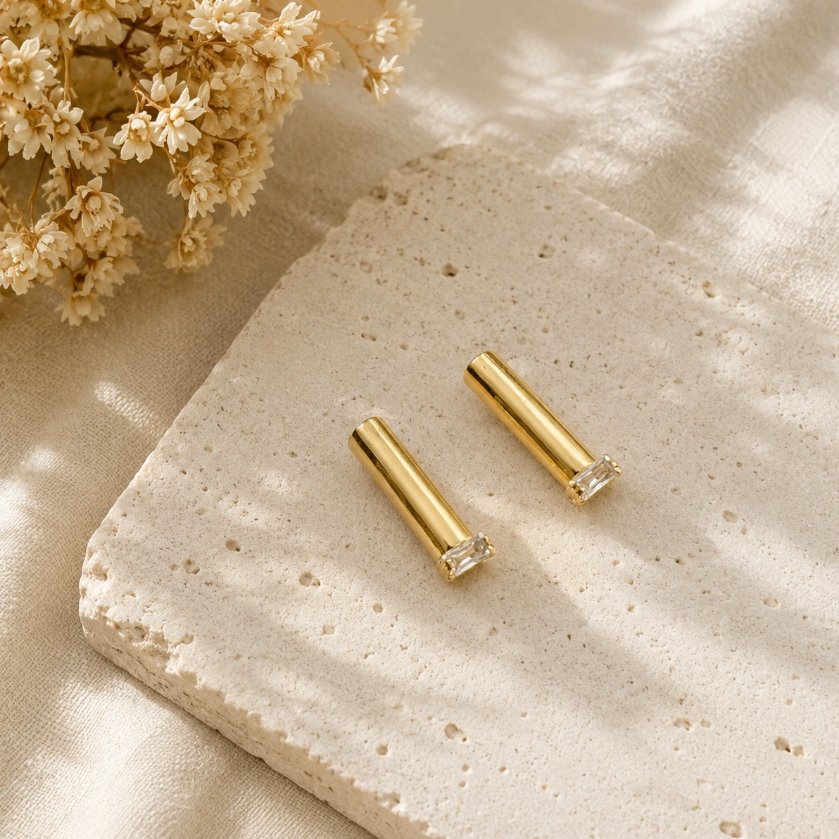Brinco dourado palito com zircônia