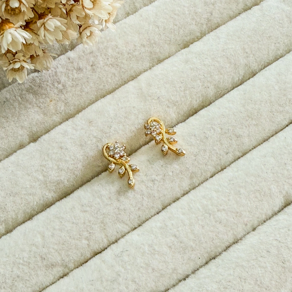 Brinco dourado flor cravejada