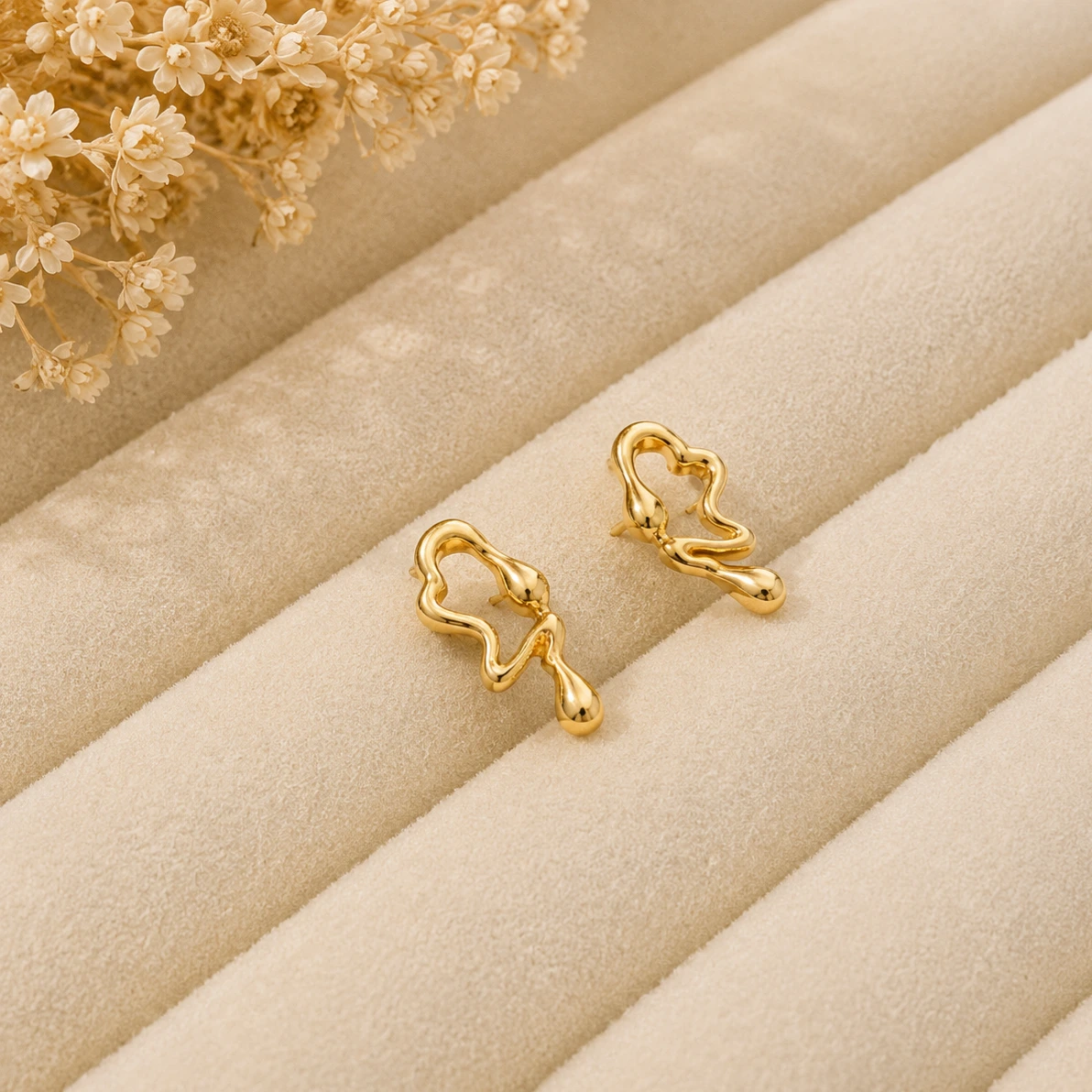 Brinco dourado orgânico P
