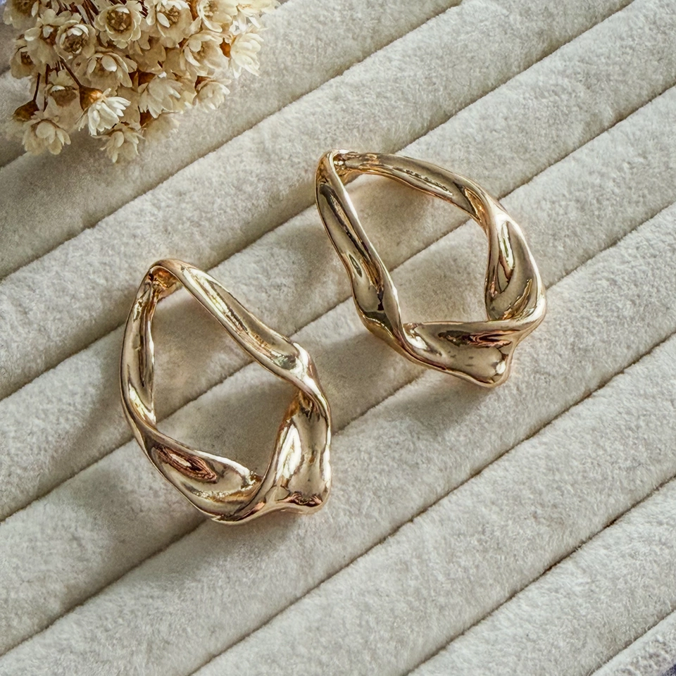 Brinco dourado orgânico vazado
