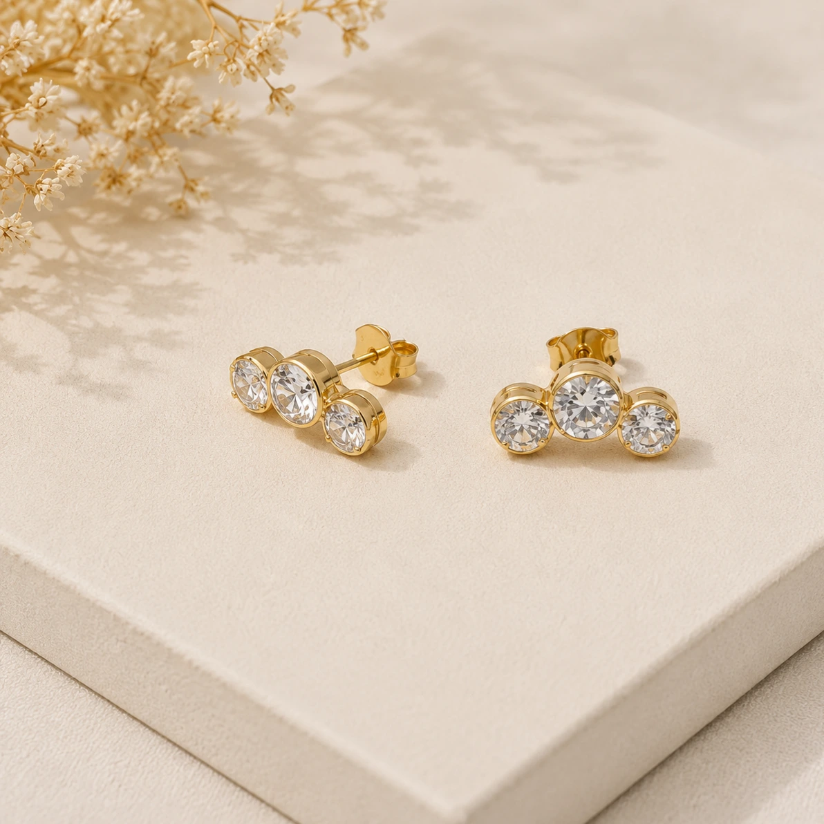 Brinco dourado ear cuff três zircônias