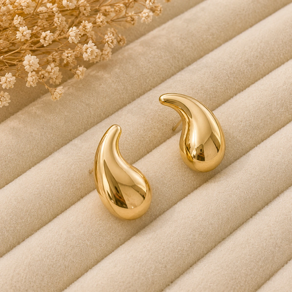 Brinco dourado vírgula