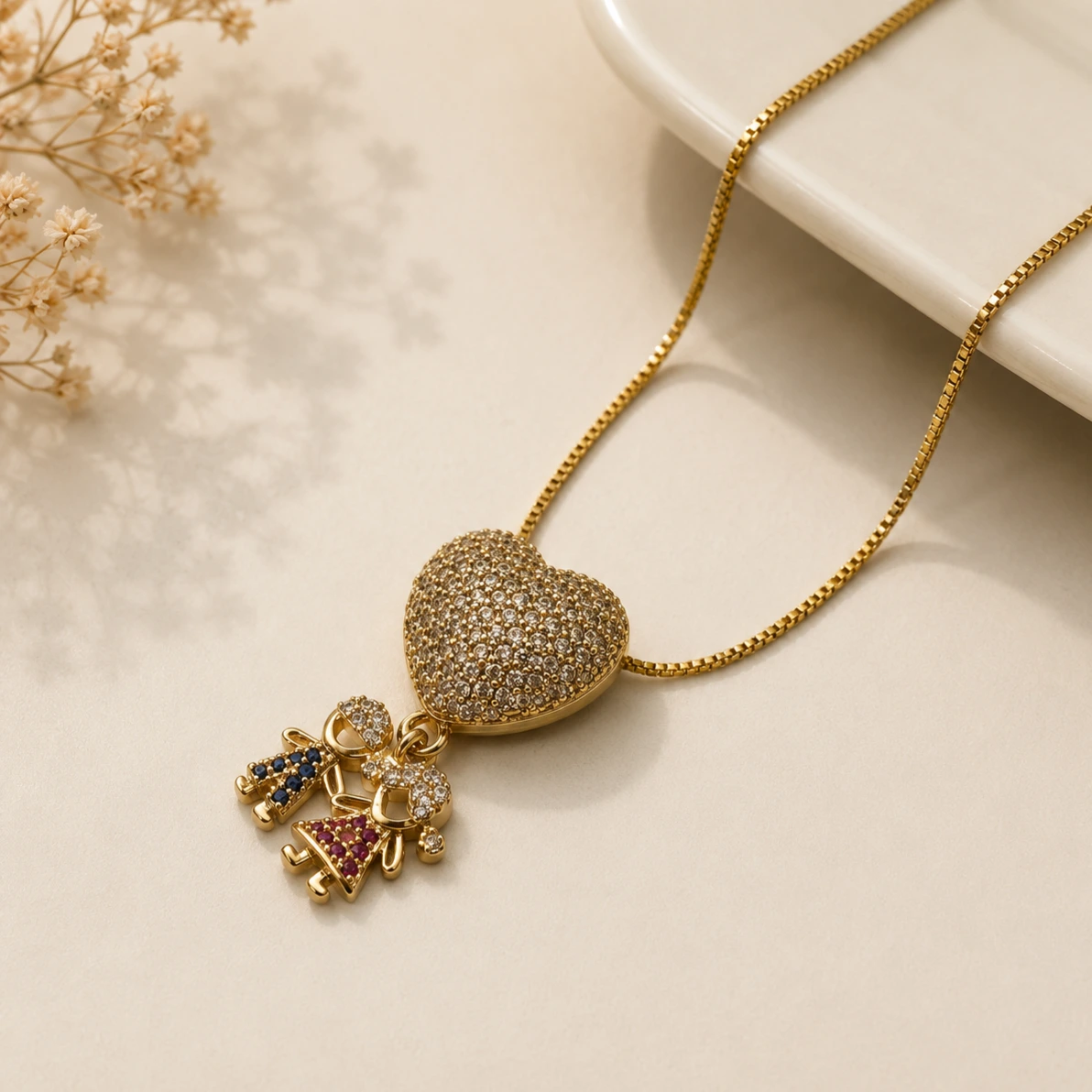 Colar dourado coração com menino e menina cravejado