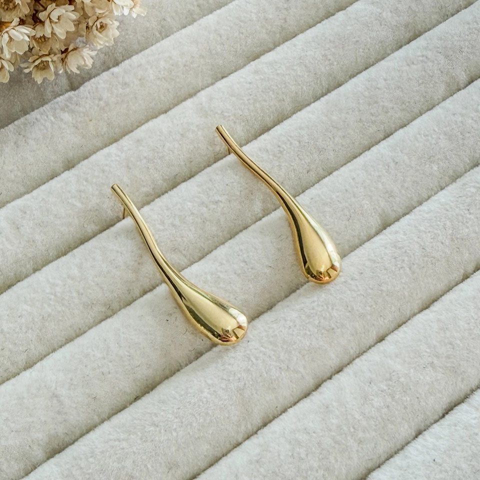Brinco dourado gota orgânica