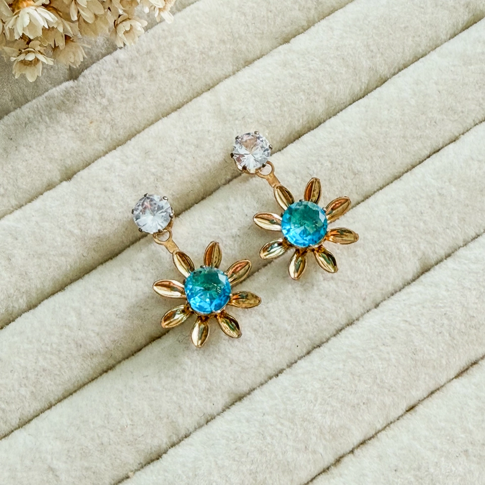Brinco dourado flor azul