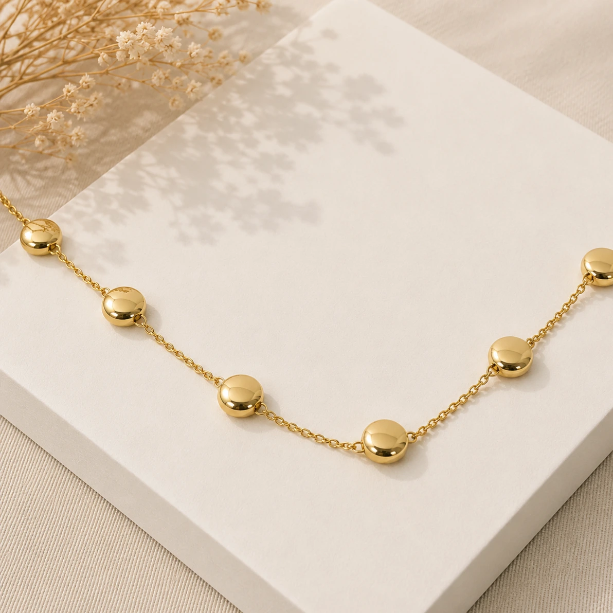 Choker dourada bolinhas achatadas