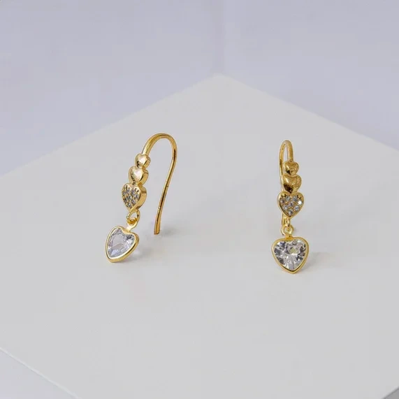 Brinco dourado de encaixe corações