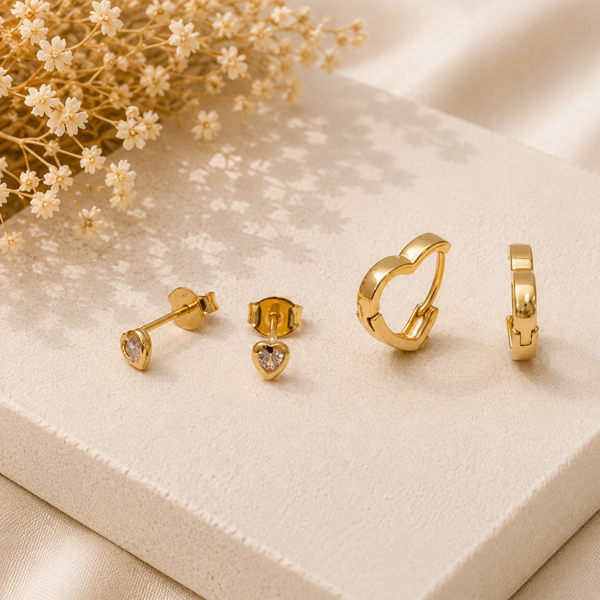 Dupla de brinco dourado coração cristal e argola coração