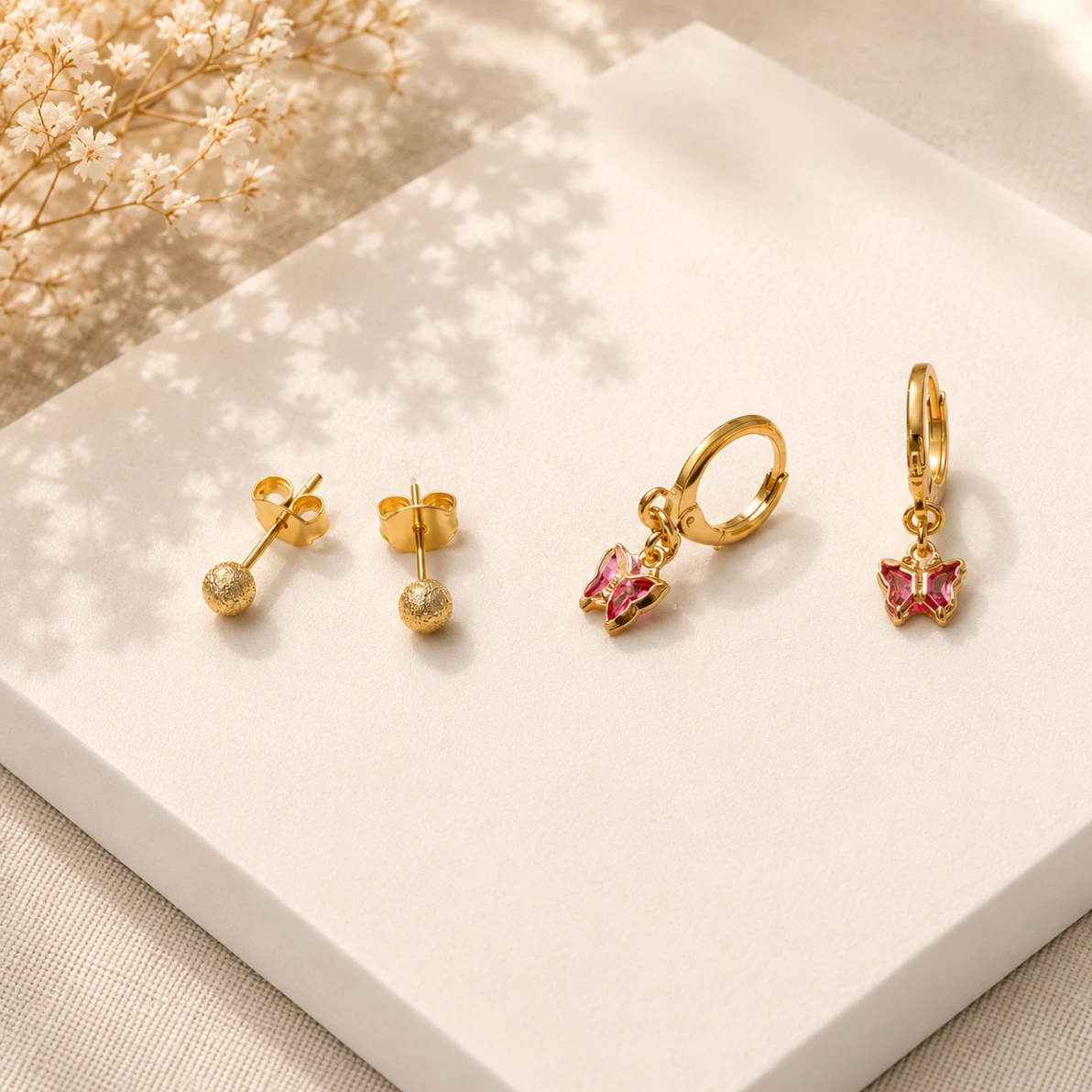 Dupla de brinco infantil dourado bolinha e argola borboleta rosa