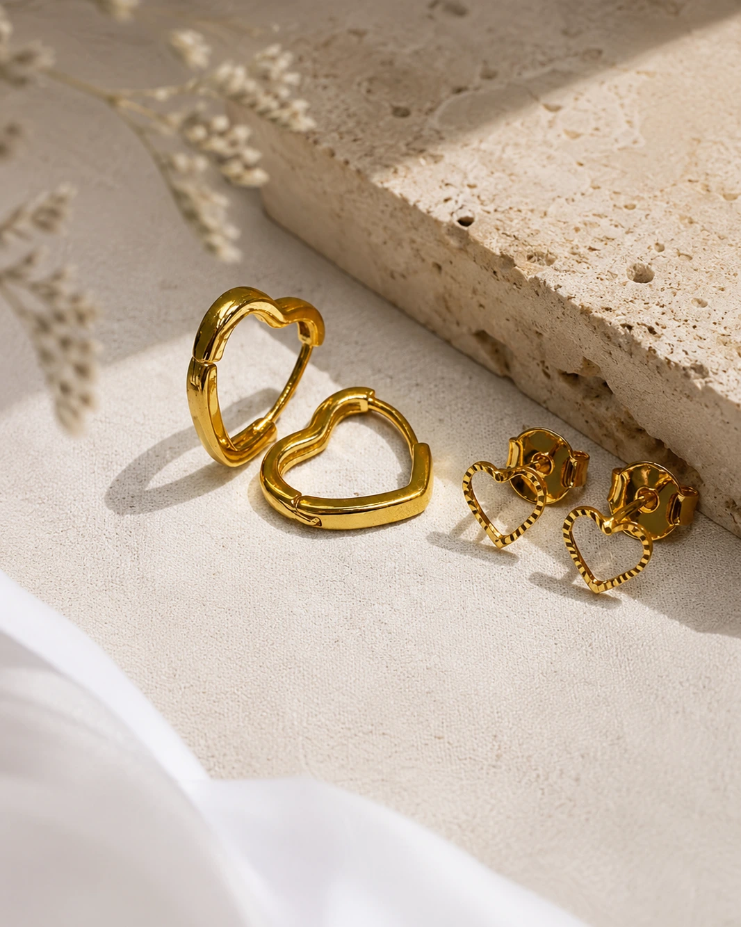 Dupla de brinco dourado coração vazado e argola coração