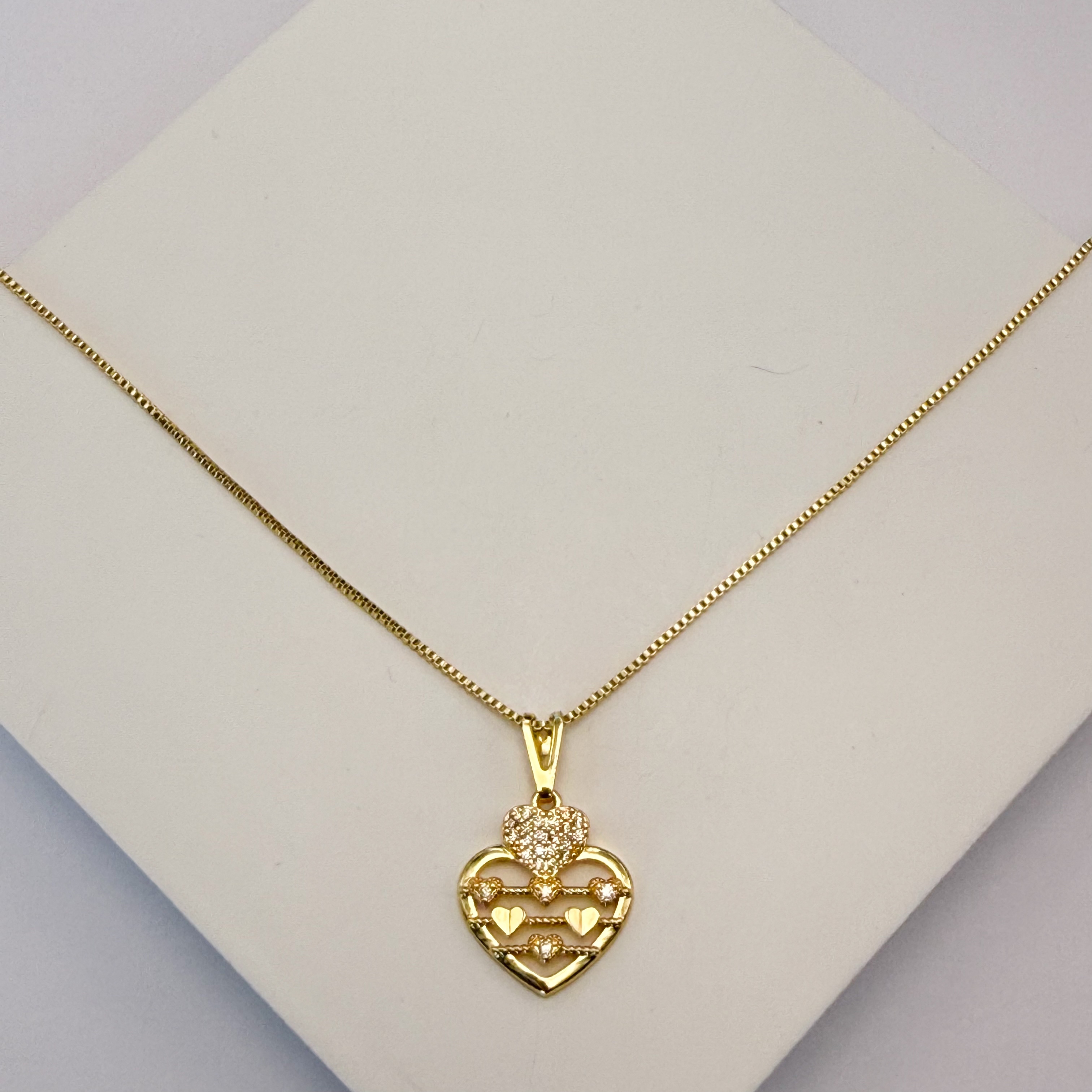 Colar dourado corações cravejados