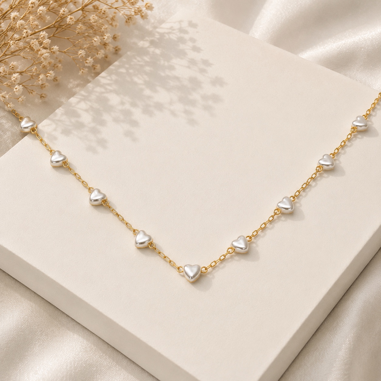 Choker dourada coração de pérolas