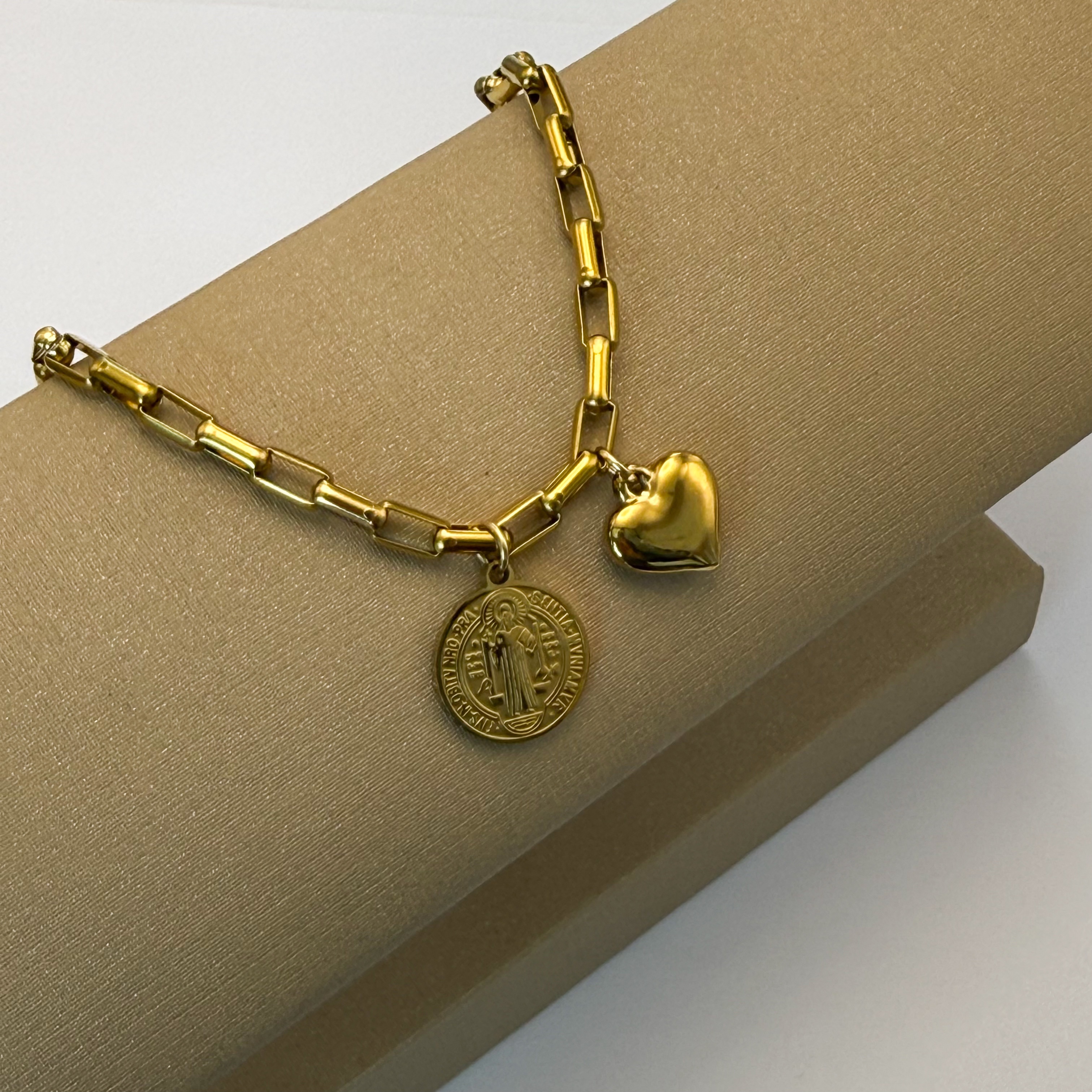 Pulseira aço dourado coração e São Bento