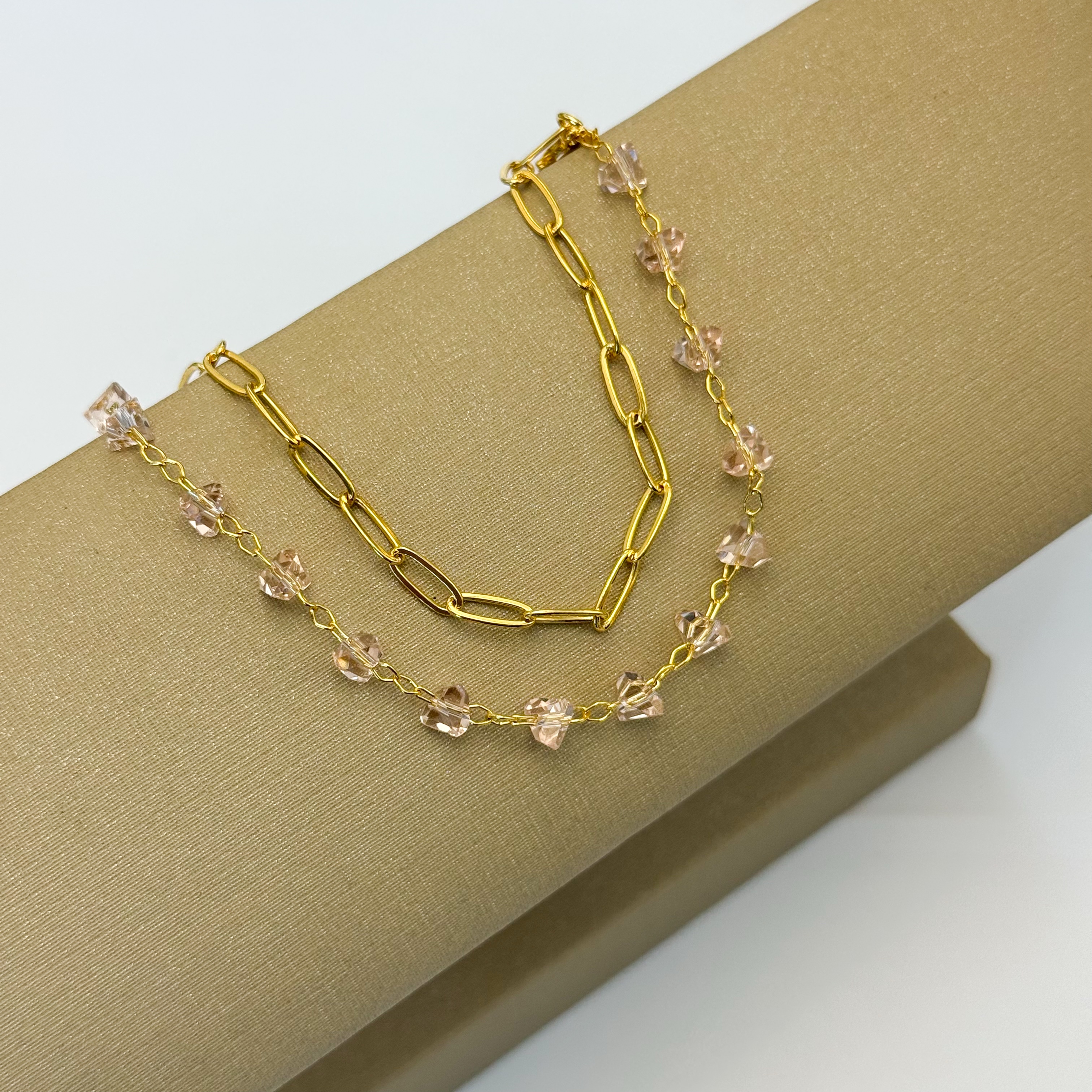 Pulseira dourada dupla elos vazados e cristais rosa
