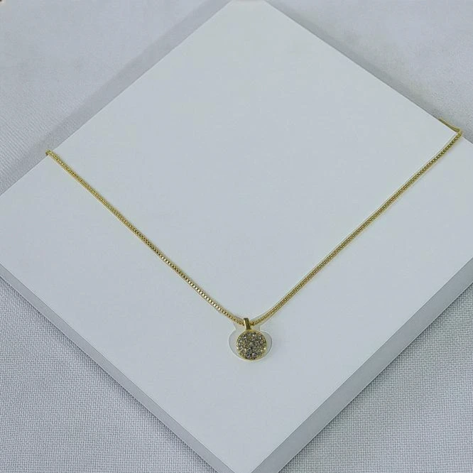Colar dourado cravejado
