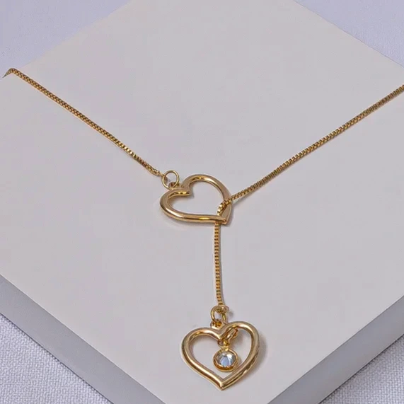 Colar dourado gravatinha corações