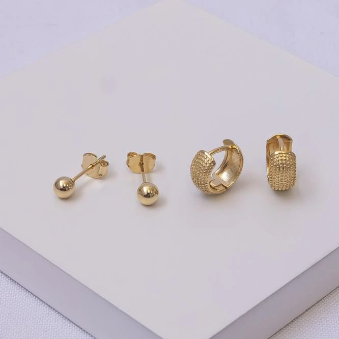 Dupla de brinco dourado esfera e argola trabalhada P