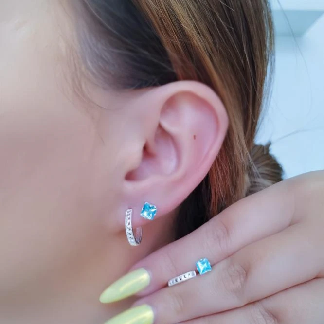 Dupla de brinco prata zircônia quadrada azul e argola corações G