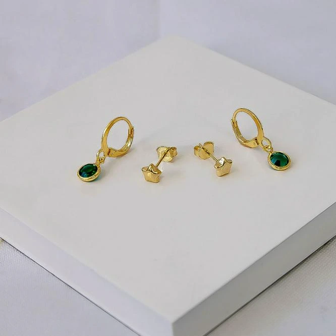 Dupla de brinco dourado estrela e argola verde esmeralda