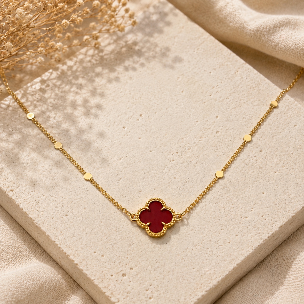 Choker dourada trevo vermelho