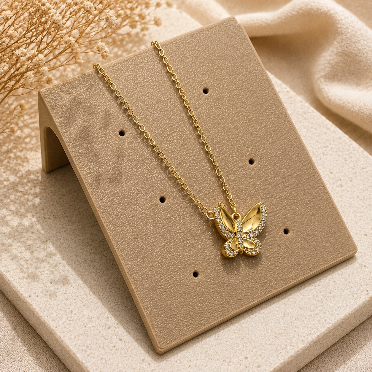 Colar dourado borboleta cravejada