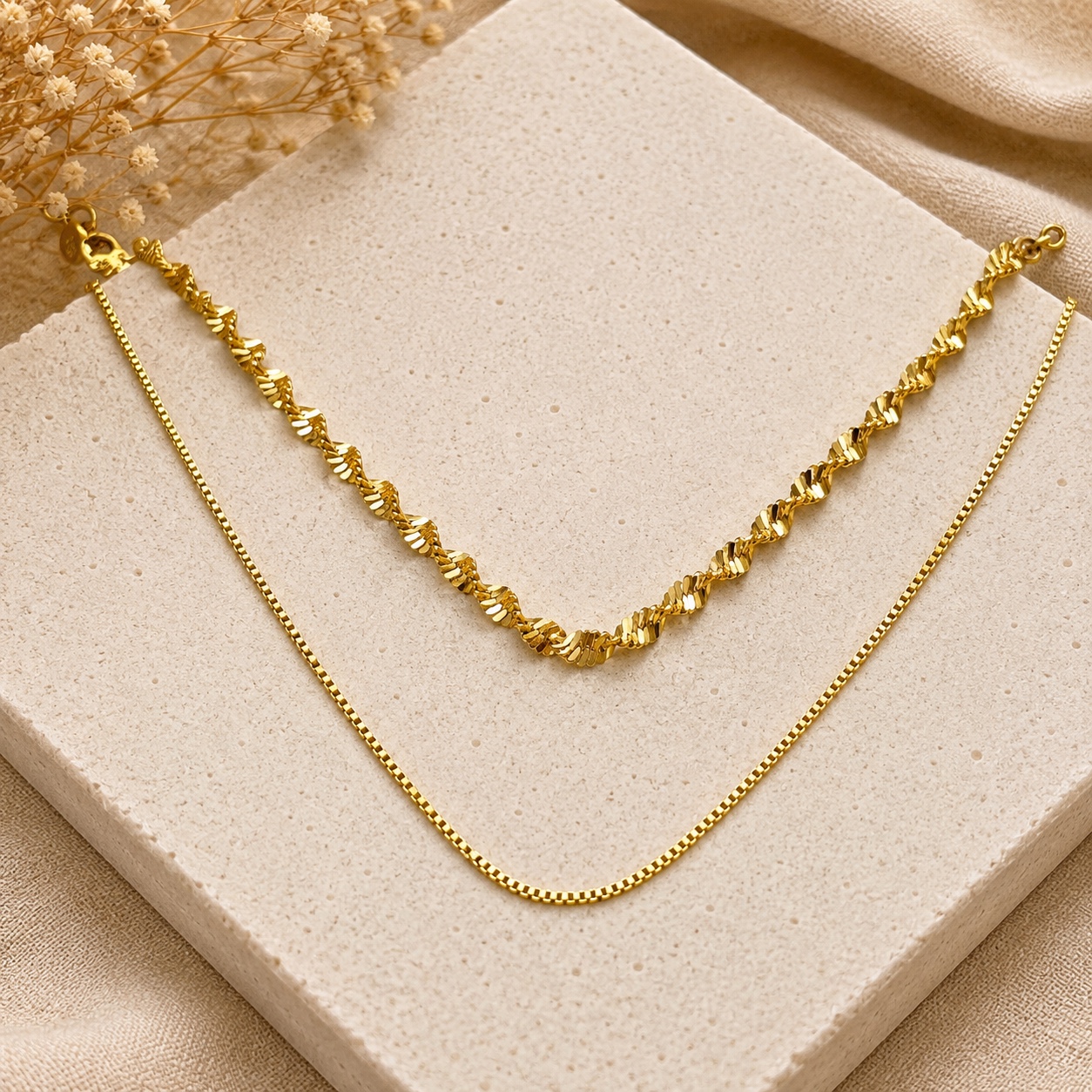 Colar dourado duplo torcido e veneziana