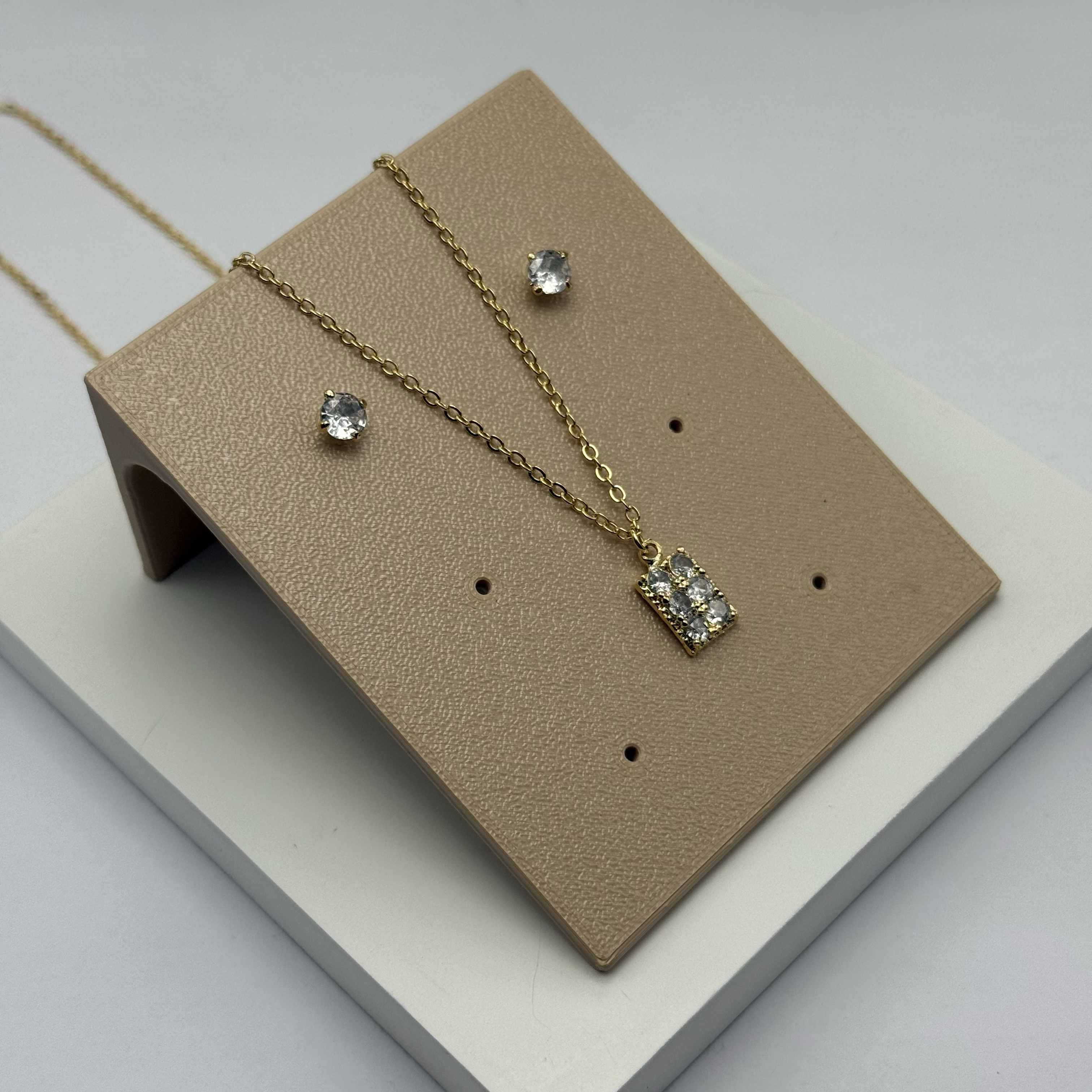 Conjunto dourado cravejado