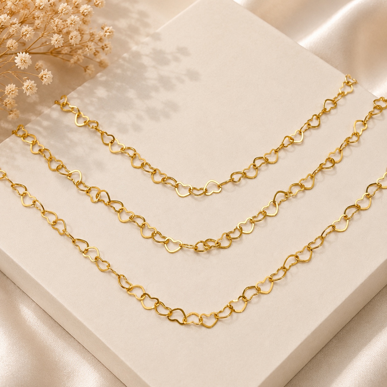 Colar dourado triplo corações